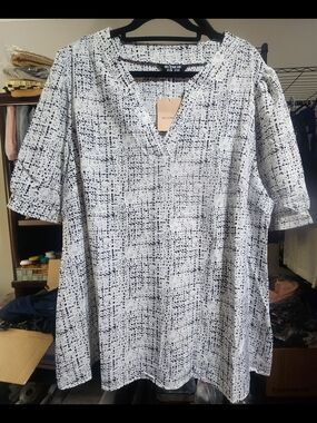BLOOMCHIC  White & Navy Textured V-Neck BLOUSE